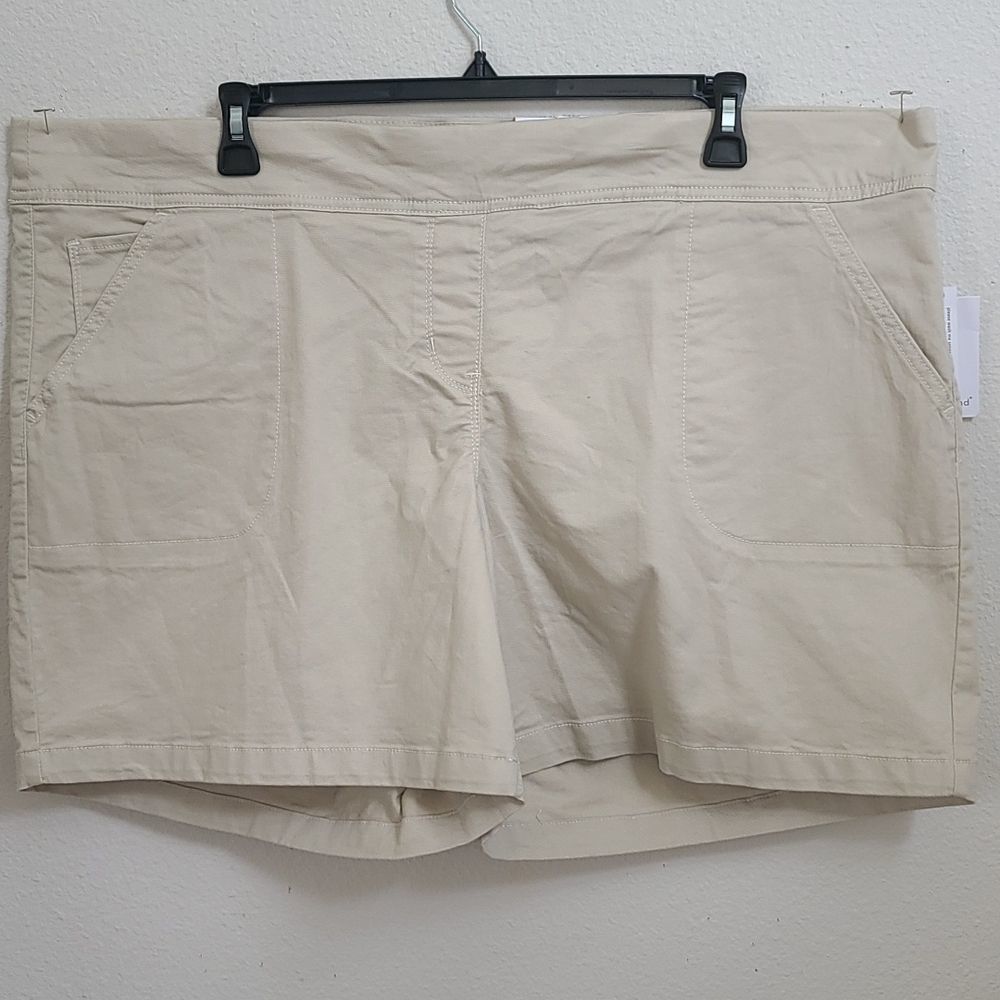 PLUS SIZE SHORTS.   WOMAN'S WESTBOUND WOMAN'S SHORTS.